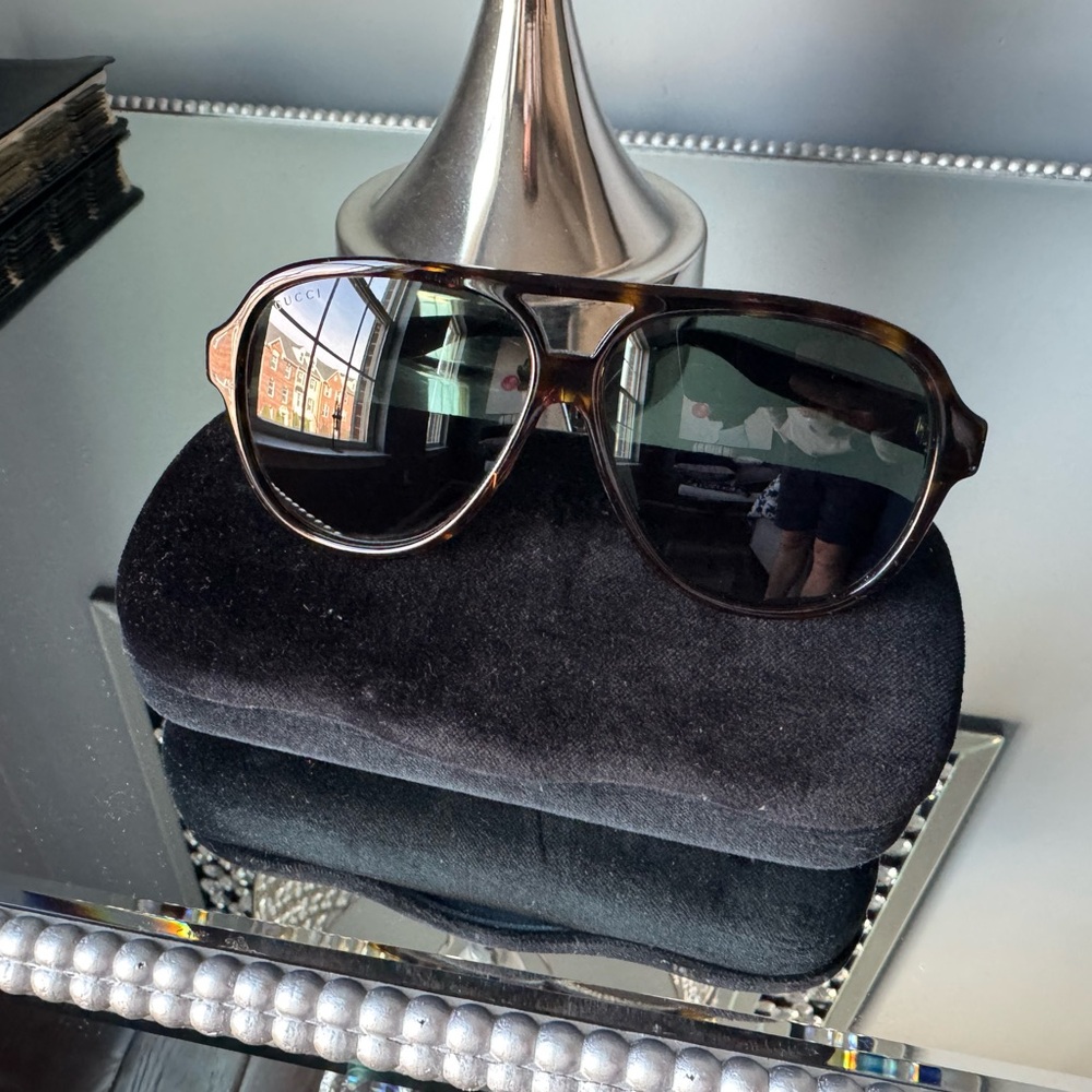 GUCCI Stylish Tortoiseshell Sunglasses